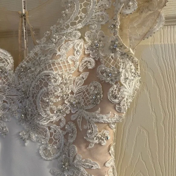 Maggie Sottero wedding dress - Picture 4 of 11